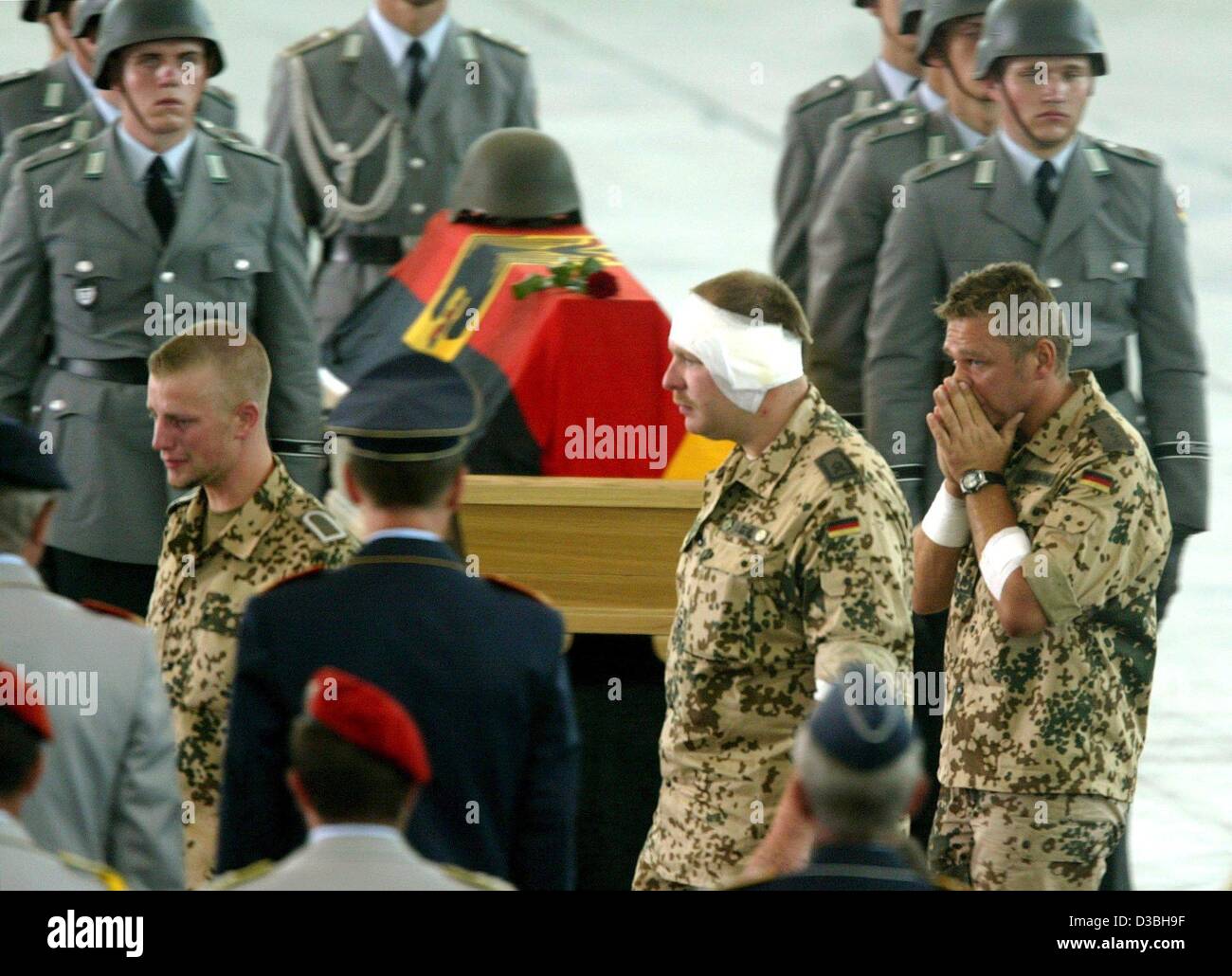 (Dpa) - Bundeswehr-Soldaten sind tief bewegt, als sie den Sarg Flagge bedeckt von einem ihrer getöteten ISAF Kameraden, Flughafen Köln-Bonn, Deutschland, 10. Juni 2003 übergeben. Am 7. Juni starben vier deutschen ISAF (International Security Assistance Force) Soldaten bei einem Angriff in Kabul, Afghanistan. Ein Taxi gerammt hatte Stockfoto