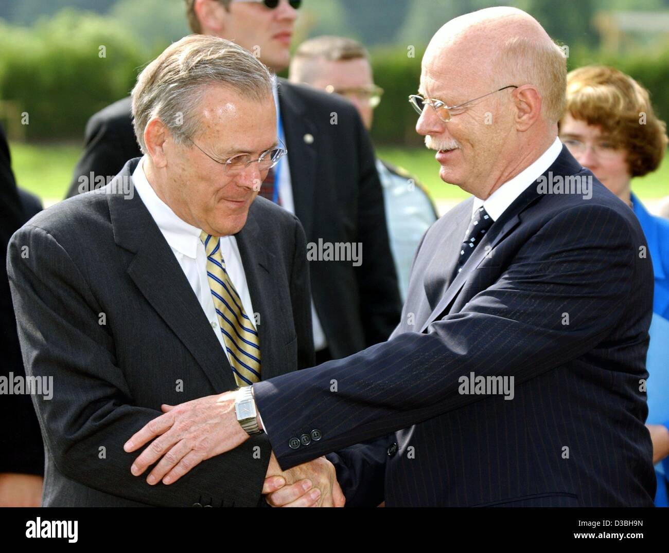 (Dpa) - deutsche Verteidigung Minister Peter Struck ist einladend seinem amerikanischen Amtskollegen Donald Rumsfeld in Garmisch-Partenkirchen, Deutschland, 11. Juni 2003. Rumsfeld ist für den 10. Jahrestag des Marshall Centers gekommen. In seiner Rede sagte er, dass die NATO entscheidend ist für die Wahrung des Friedens weltweit. Rumsfeld war nicht m Stockfoto