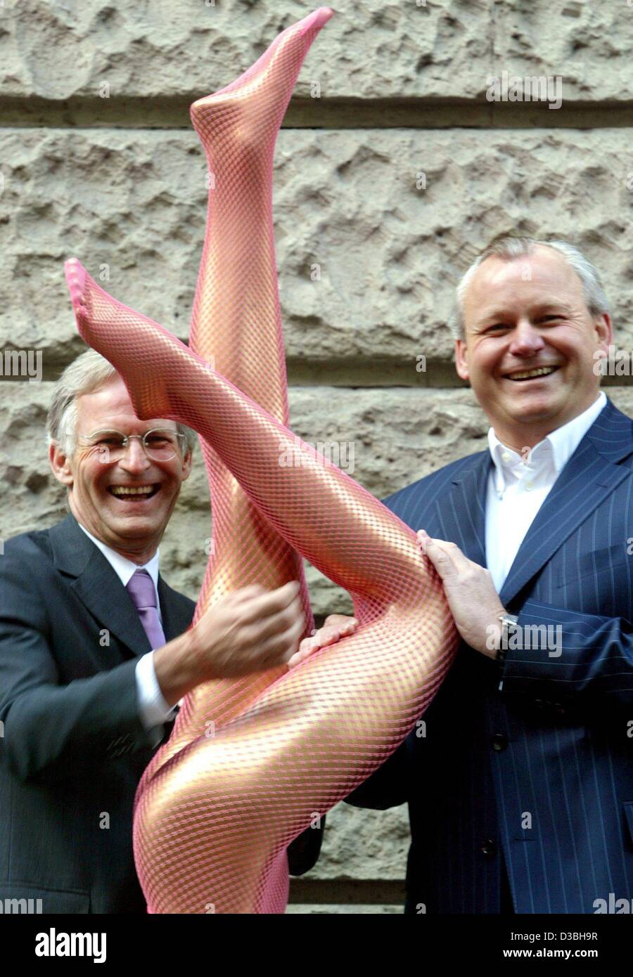 Dpa) - Franz-Peter (L) und Paul Falke Exekutivdirektoren der Falke Gruppe,  Hersteller von Socken und Strümpfe mit den Beinen eine Schaufensterpuppe  trägt Netzstrümpfe vor der jährlichen Bilanz-Pressekonferenz in Düsseldorf,  Deutschland, 15. Mai