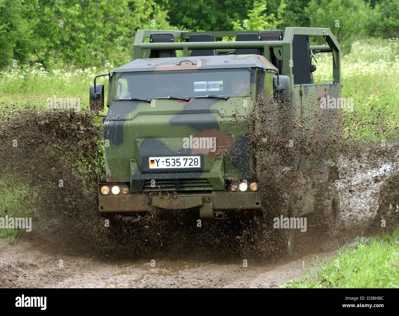 (Dpa) - ein Mungo, leichte gepanzerte airborne Fahrzeug, fährt durch den Schlamm während einer Präsentation in Waltershausen, Deutschland, 11. Juni 2003. Diskussion über den Einsatz von speziellen Transportfahrzeugen hat nach dem Angriff auf einem gepanzerten Bus des deutschen Heeres in der afghanischen Hauptstadt Kabul entfacht, Stockfoto