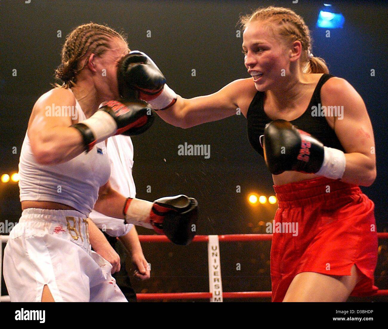 (Dpa) - deutsche Boxen pro Regina Halmich (L) trifft Englands Cathy Brown während ihrem Fliegengewicht Kampf in Schwerin, Deutschland, 26. April 2003. Halmich besiegt Brown ihrer WIBF-WM-Champion-Titel zu verteidigen. Stockfoto