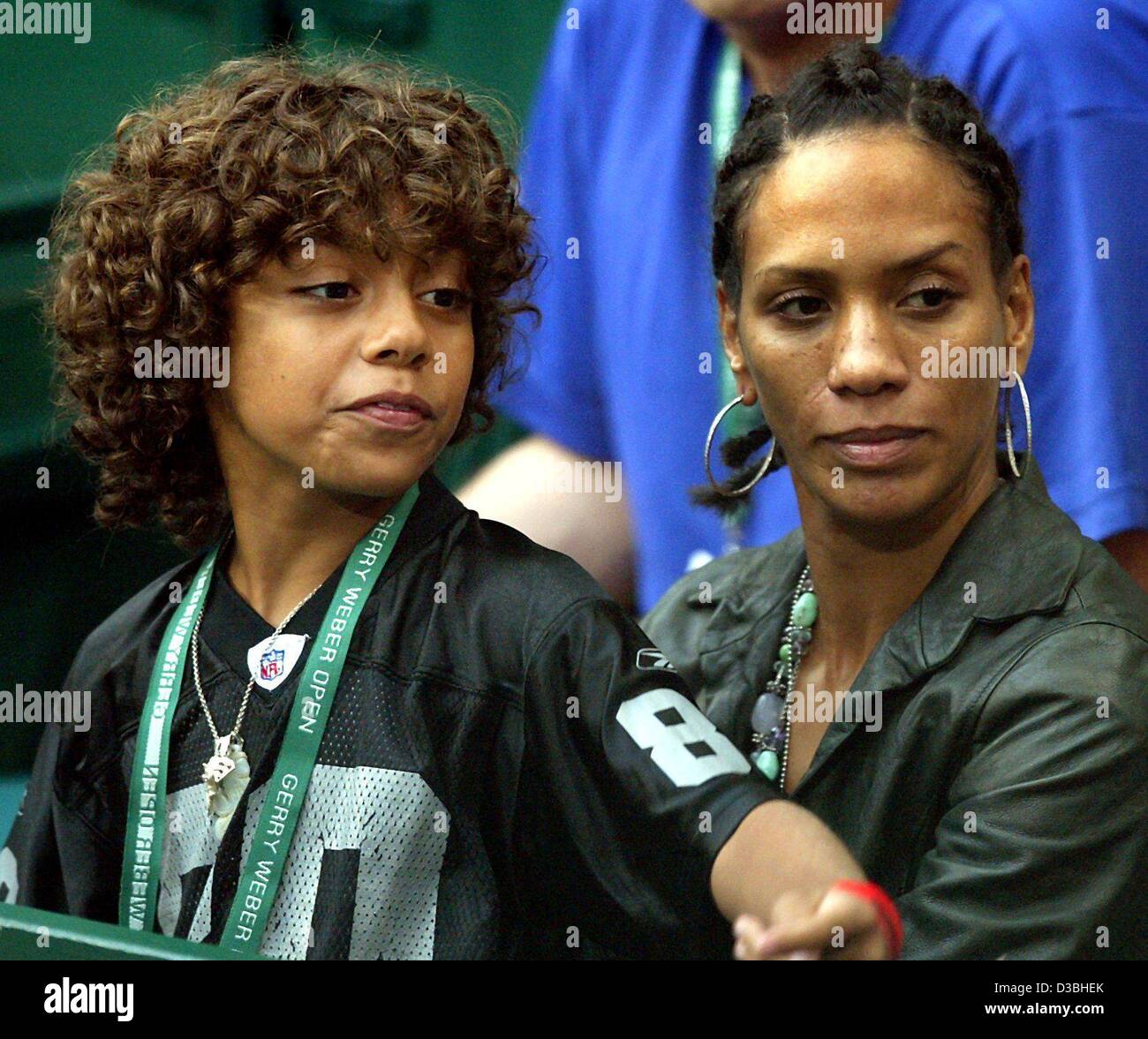 (Dpa) - Noah Gabriel, der älteste Sohn von Boris Becker und seine Mutter Barbara Becker, Beckers Ex-Frau, sehen das Tennisspiel von Boris Becker gegen Michael Stich in Halle, Deutschland, 8. Juni 2003. Stockfoto