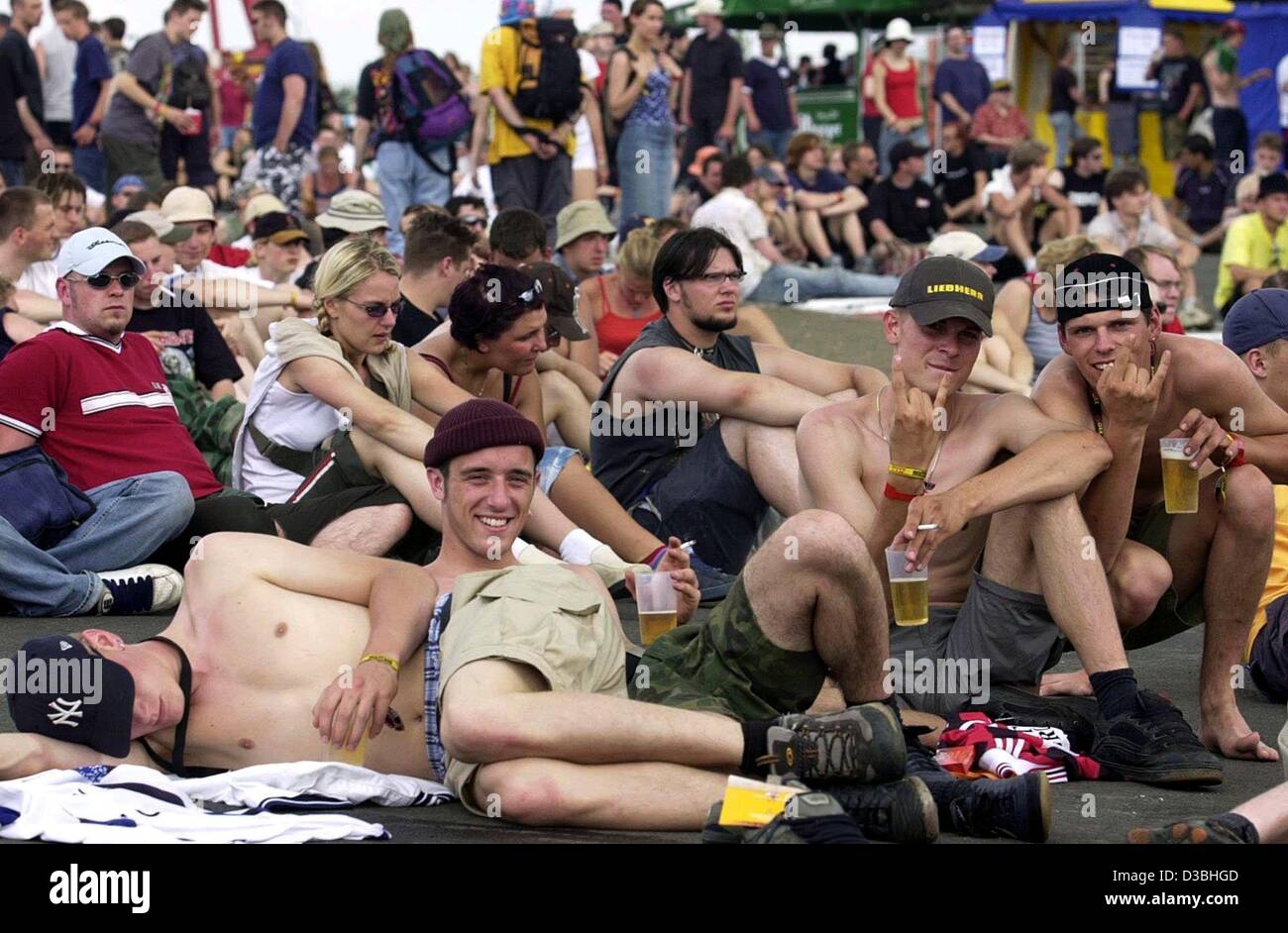 (Dpa) - Musik-Fans kühles Bier trinken und relaxen Sie in der Sonne beim Musikfestival "Rock am Ring" am Nürburgring, Deutschland, 6. Juni 2003. "Rock am Ring" zusammen mit "Rock Im Park", die zur gleichen Zeit nimmt Platz in Nürnberg, zählen zu den größten Open-Air Musik Festival-Veranstaltungen in Deutschland und Stockfoto