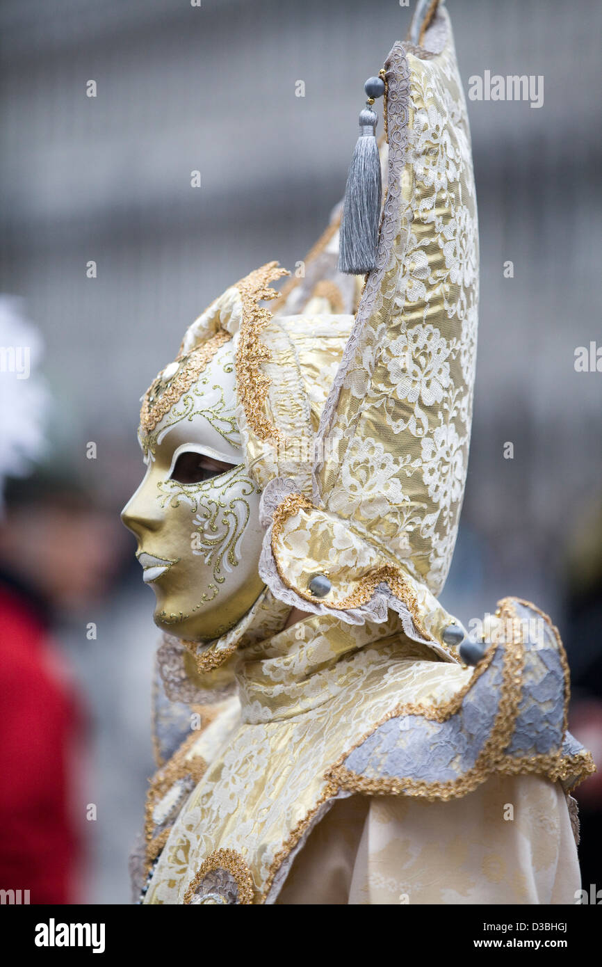 Traditionelle venezianische Masken getragen auf dem Karneval von Venedig in San Marco Platz Venedig Stockfoto