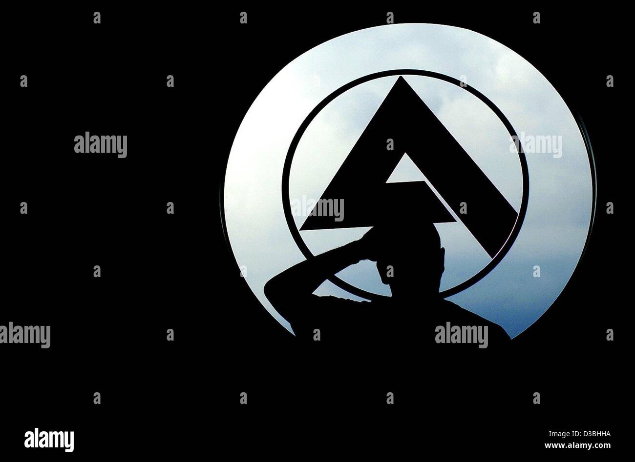 (Dpa) - die Silhouette eines Mannes steht vor dem Logo in der lokalen Niederlassung der Bundesagentur für Arbeit und kratzt sich am Kopf in Gelsenkirchen, Deutschland, 2. Juni 2003. Die Zahl der Arbeitslosen bleibt auf ein Rekordhoch für den Monat Mai. Menschen Sie mit mehr als 4,4 Millionen von Arbeitsplätzen der nu Stockfoto