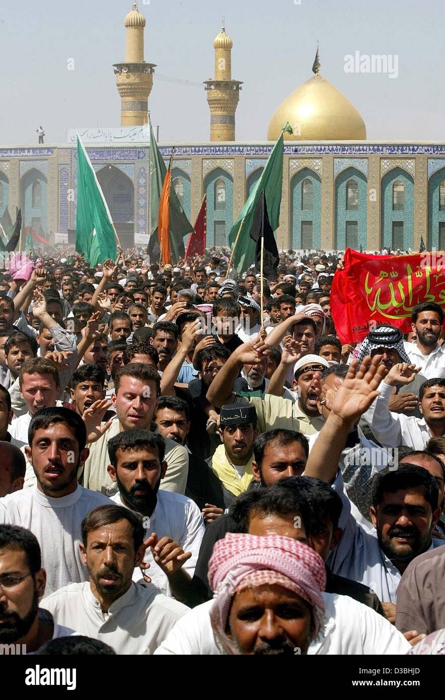 (Dpa) - sind politische und religiöse Flaggen während einer Protestaktion, 23. April 2003 irakischen schiitischen Muslimen hält. Hunderttausende von Shia Moslems sammelten sich in die Heilige Stadt Kerbela für den Höhepunkt einer Wallfahrt, die für ein Viertel eines Jahrhunderts verboten wurde. Sie gedenken die de Stockfoto