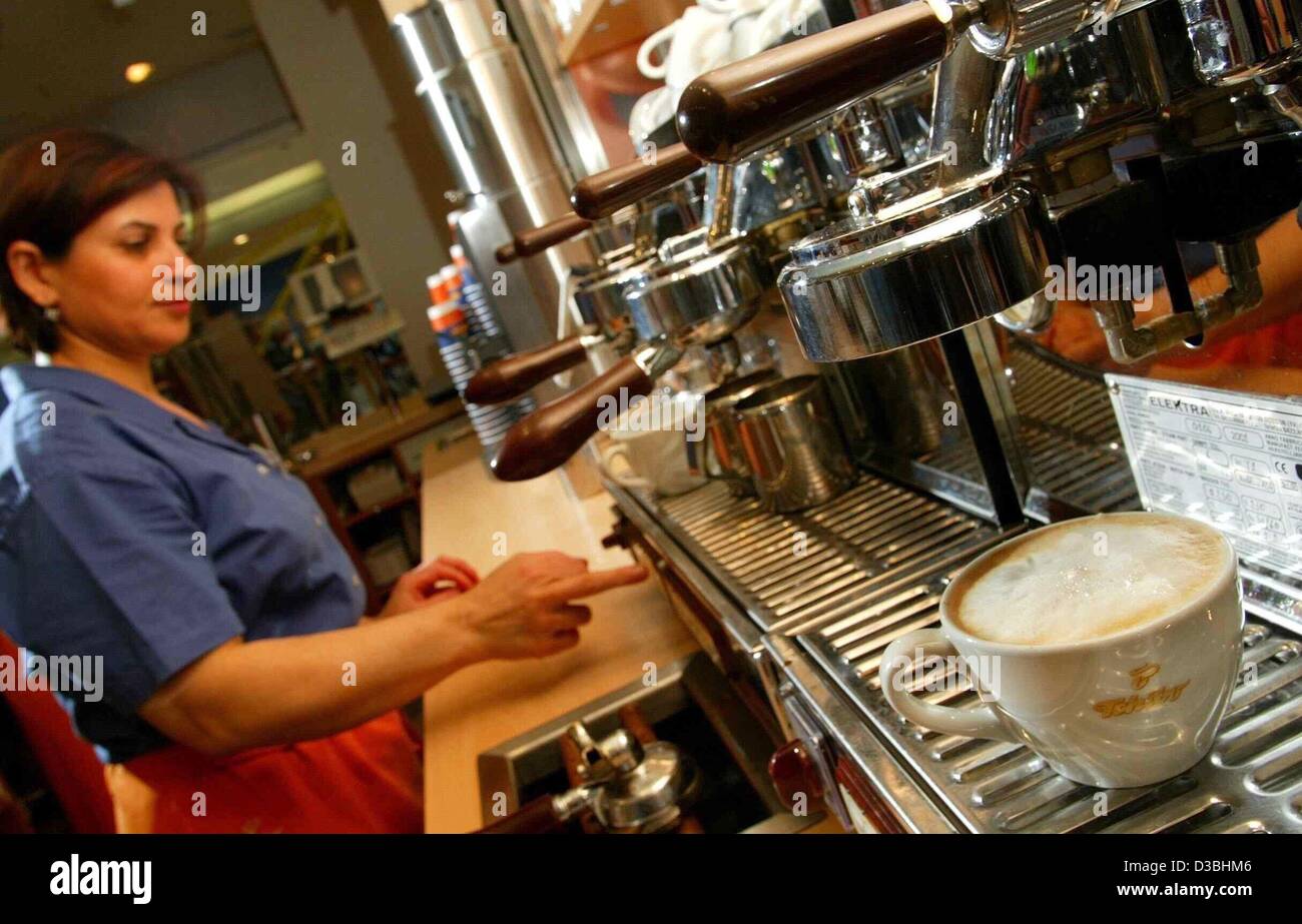 (Dpa) - ein Mitarbeiter bereitet eine Tasse Kaffee in einem Tchibo-laden im Einkaufszentrum "Hamburger Straße" in Hamburg, Deutschland, 12. Mai 2003. Tchibo, dem deutschen Kaffee-Händler soll die Finanzergebnisse des Geschäftsjahres 2002 auf einer Bilanz-Pressekonferenz verkünden. Stockfoto