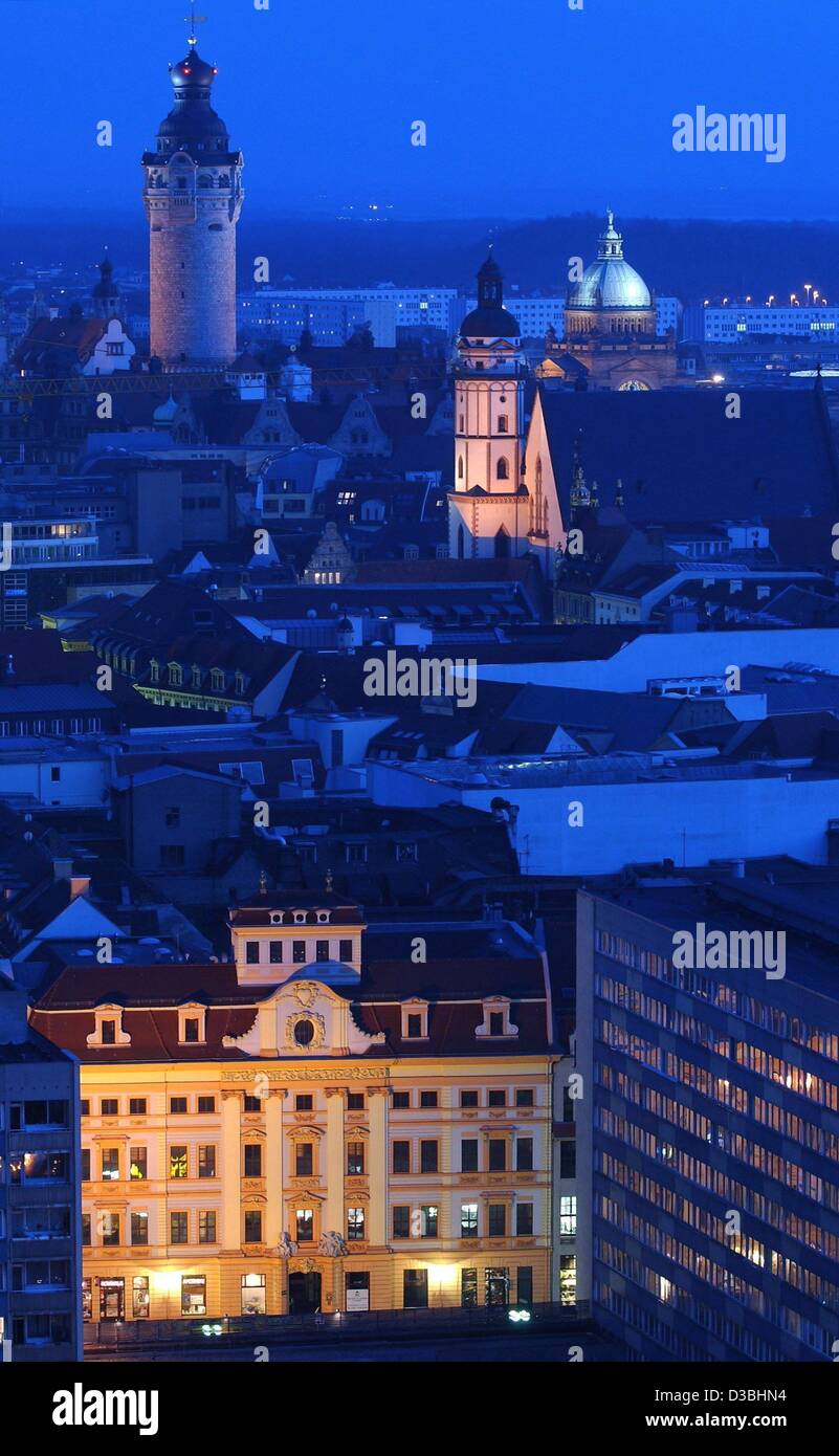 (Dpa) - eine Ansicht von der Leipziger City centre zur blauen Stunde, 14. April 2003. Im Hintergrund (L-R) sind des Turms des Rathauses, St. Thomas Kirche, und die Kuppel des Bundesverwaltungsgerichts, im Vordergrund ist Romanus House. Die Regierung des Bundeslandes Sachsen bestätigt Stockfoto