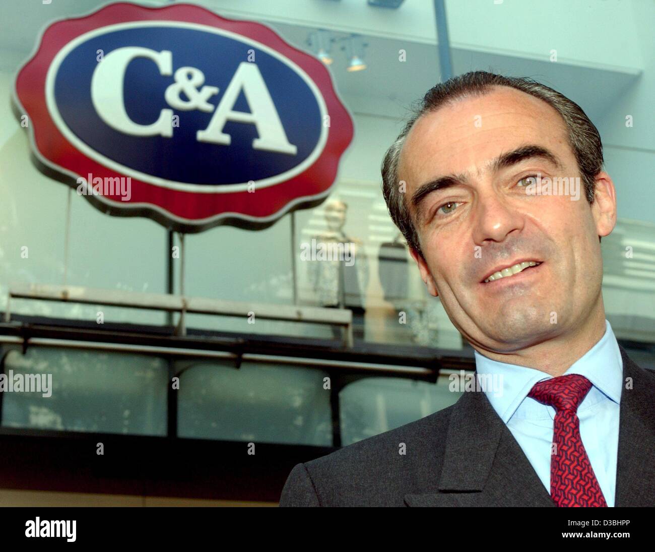 (Dpa) - Dominic Brenninkmeyer, CEO der deutschen Abteilung der niederländischen Modekette C & A, steht vor dem Eingang des A C & Filiale und lächelt in Düsseldorf, 2. Juni 2003. Trotz des schwierigen wirtschaftlichen Umfelds die C & eine Gruppe gelungen, ihre Einnahmen zu erhöhen. Der prof Stockfoto
