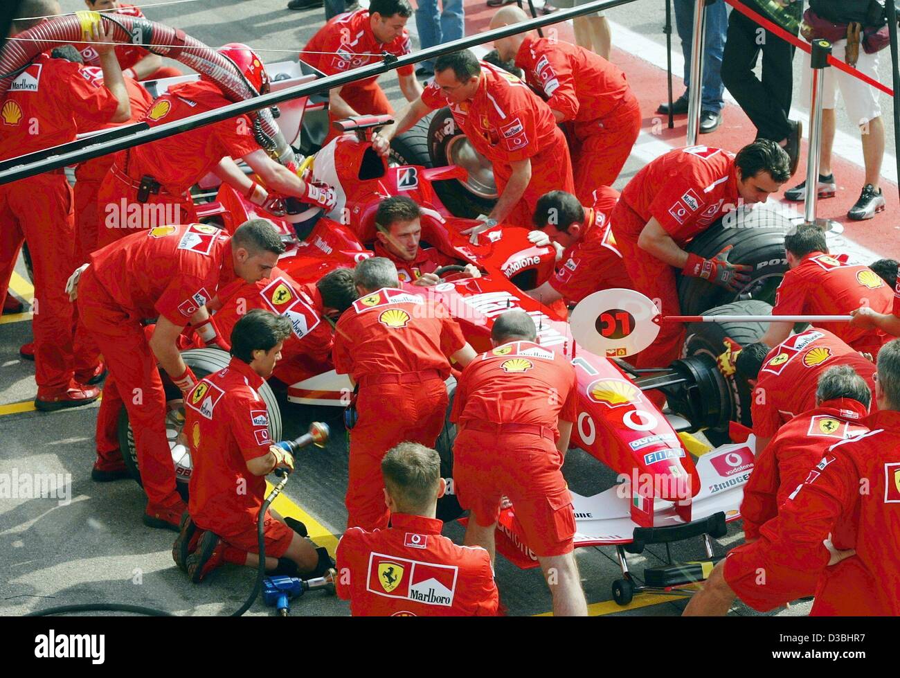 die Grube Schlange zu einen Boxenstopp für den neuen Ferrari F2003-GA vor dem ersten Training auf dem Circuit de Catalunya in der Nähe von Barcelona, 2. Mai 2003 Proben stehen (Dpa) - Ferrari-Mechaniker. Das Auto stellen sein Debüt in der spanischen Formel Eins GP auf 4. Mai 2003. Stockfoto