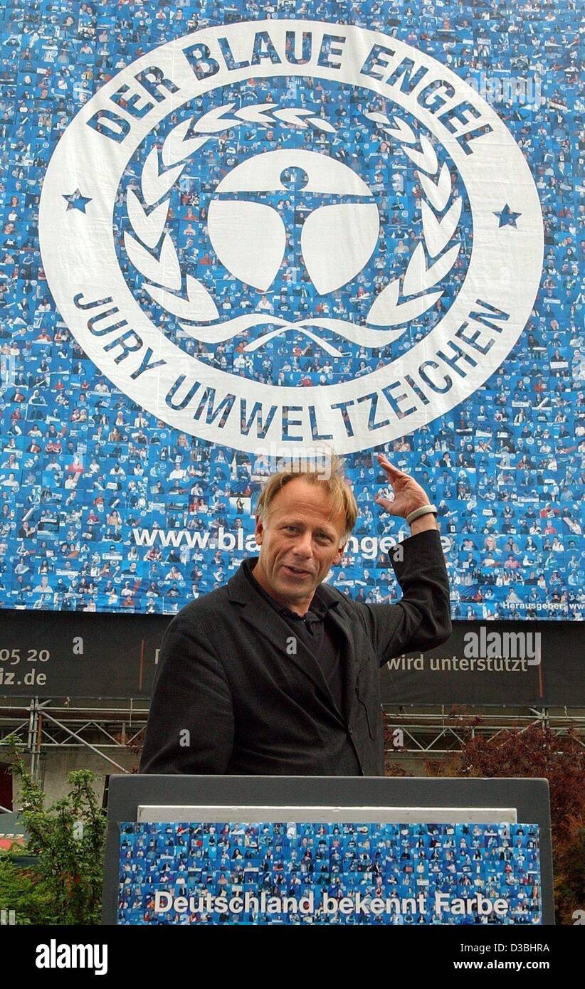 (Dpa) - Juergen Trittin (grüne), Bundesumweltminister, steht auf einem Podest, spricht und verweist auf das Logo des "Blauen Engels" im Zentrum Stadt in Berlin, Deutschland, 3. Juni 2003. Der "blaue Engel" symbolisiert und steht für Umwelt und Verbraucher Produkte. 25 Jahre nach der fir Stockfoto