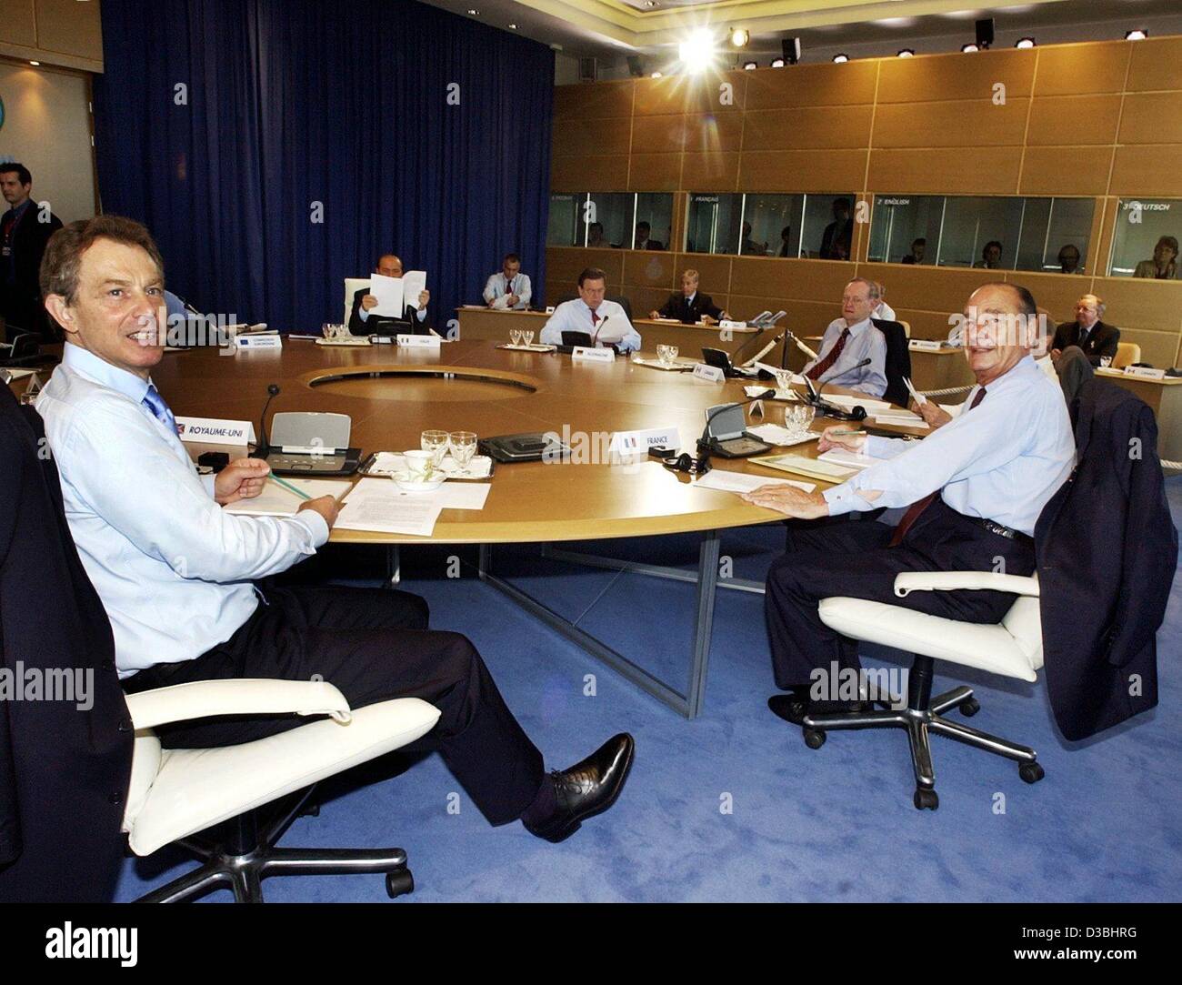(Dpa) - britische Premierminister Tony Blair (L) und French President Jacques Chirac (R) sitzen am runden Tisch während des G8-Gipfels in Evian, Frankreich, 3. Juni 2003. Kanadischer Premier Jean Chrétien (hinten, R), Bundeskanzler Gerhard Schroeder (hinten, 2. von R), übrigens sind auch am runden Tisch sitzen Stockfoto