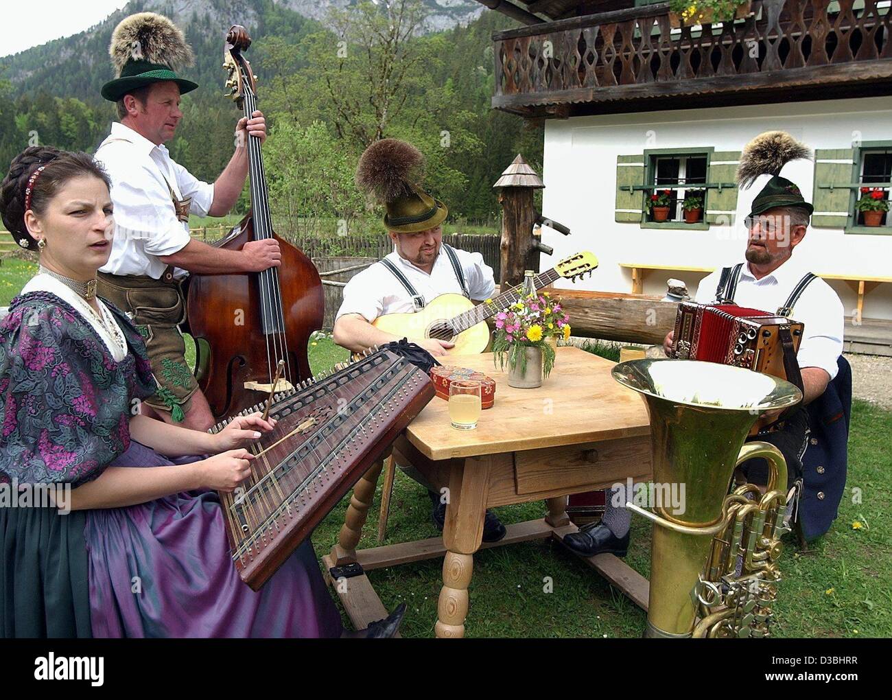 (Dpa) - eine Gruppe von bayerischen Musiker sitzen in ihren traditionellen Trachten und spielen bayerischen Volksmusik in Medienstationen, Deutschland, 9. Mai 2003. Stockfoto