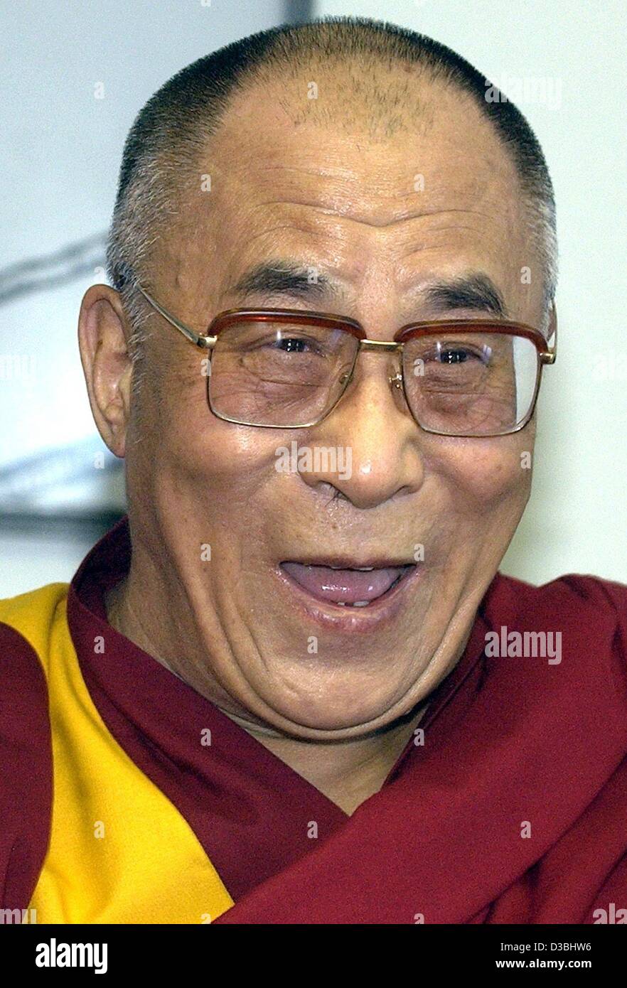 (Dpa) - der Dalai Lama lächelt in Berlin, 30. Mai 2003. Der Dalai Lama ist das religiöse und politische Leiter des Tibet und beteiligen sich an der diesjährigen Ökumenischen Kirchentag in Berlin. Stockfoto
