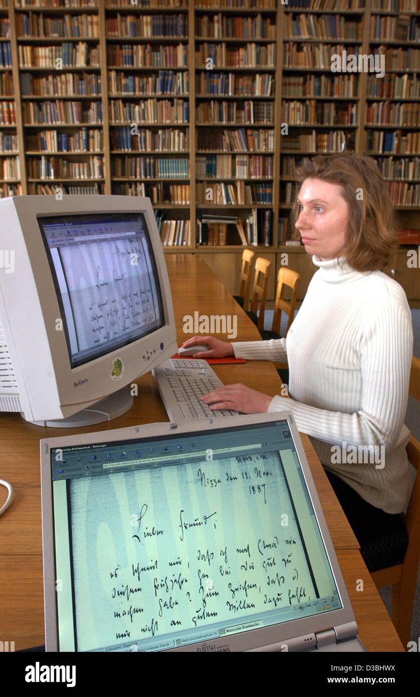 (Dpa) - Software-Entwickler Uta Griessbach präsentiert die digitalisierten Briefe von Friedrich Nietzsche an der Goethe und Schiller-Archiv in Weimar, 9. April 2003. In Zukunft werden rund 10.000 Briefe von Nietzsche an Goethe und Zusammenfassungen im Internet abrufbar. Stockfoto