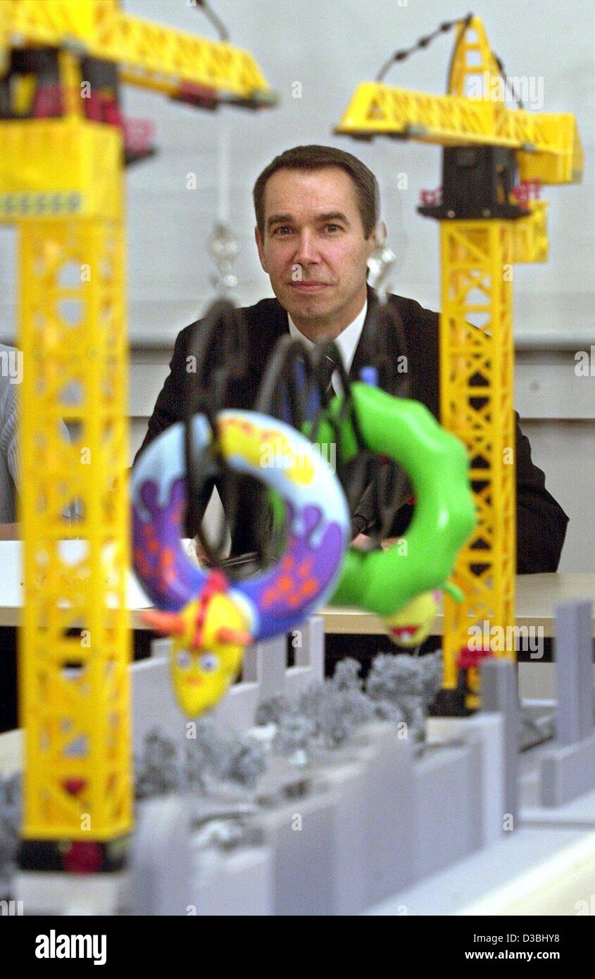 (Dpa) - US-Künstler Jeff Koons ein Modell für seinen Entwurf des Platzes Spielbuden im Stadtteil St. Pauli in Hamburg, 29. April 2003 stellt. Das Modell verfügt über zwei riesige Kräne auf dem bunten Kinder, die schwimmen Ringe hängen sind, während der Boden mit Seemanns Knoten verziert ist. Der Senat in Schinken Stockfoto