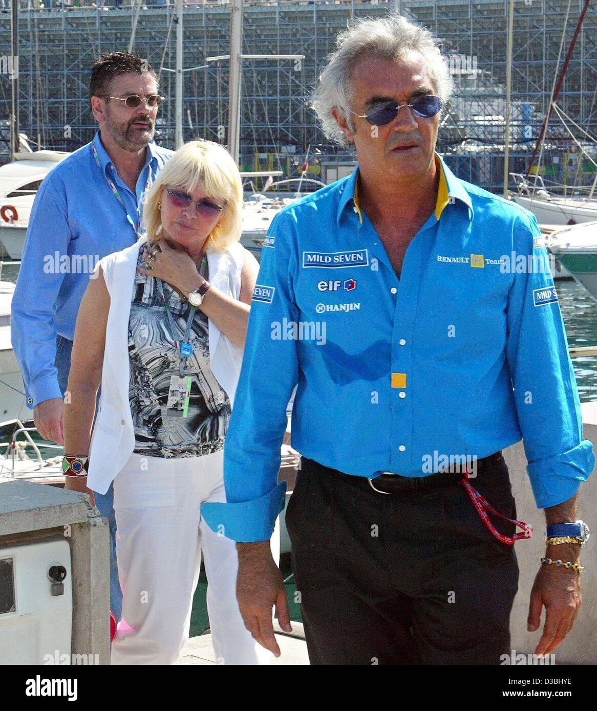 (Dpa) - der italienische Renault Team Chef Flavio Briatore (R) und die Eltern der deutschen Top-Model Heidi Klum, Erna und Guenther Klum, ankommen im Briatore Yacht in Monte Carlo, 31. Mai 2003. Heidi Klum ist Briatore neue Freundin. Wieder einmal die "reichen und schönen" versammelten sich in Monte Carlo zu sehen die Stockfoto