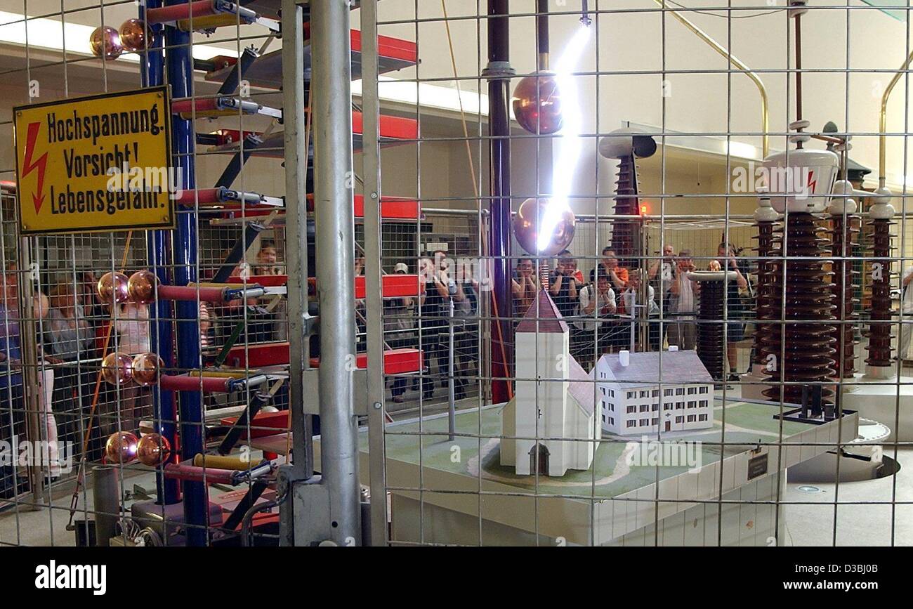 (Dpa) - Modell Blitzschlag ein Haus in der Strom-Abteilung des Deutschen Museums (deutsches Museum) in München, 7. Mai 2003. Das Zeichen auf dem linken lautet "Hochspannung. Hüten Sie sich vor! Gefahr des Lebens ". Die Demonstrationen der Hochspannungs-Vorrichtung finden dreimal täglich statt und sind eine der th Stockfoto