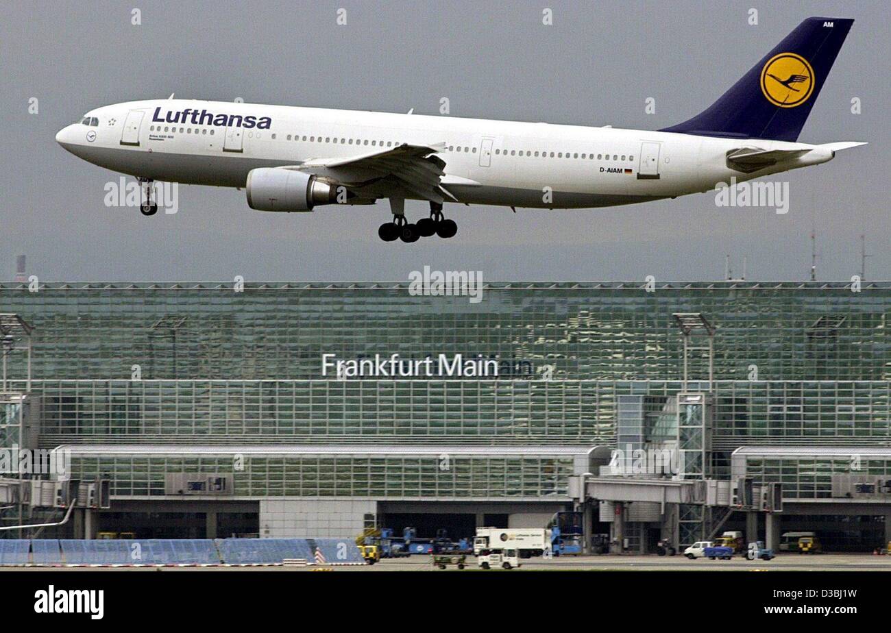 (Dpa) - nähert sich ein Lufthansa-Airbus für die Landung vor Terminal 2 am Flughafen in Frankfurt am Main, 29. April 2003. Fraport, Deutschland größte Flughafen Verwaltungsgesellschaft hat veröffentlicht seine Balance und den Business-Plan für das Jahr 2003 angekündigt. Trotz der anhaltenden Wirtschaftskrise die co Stockfoto