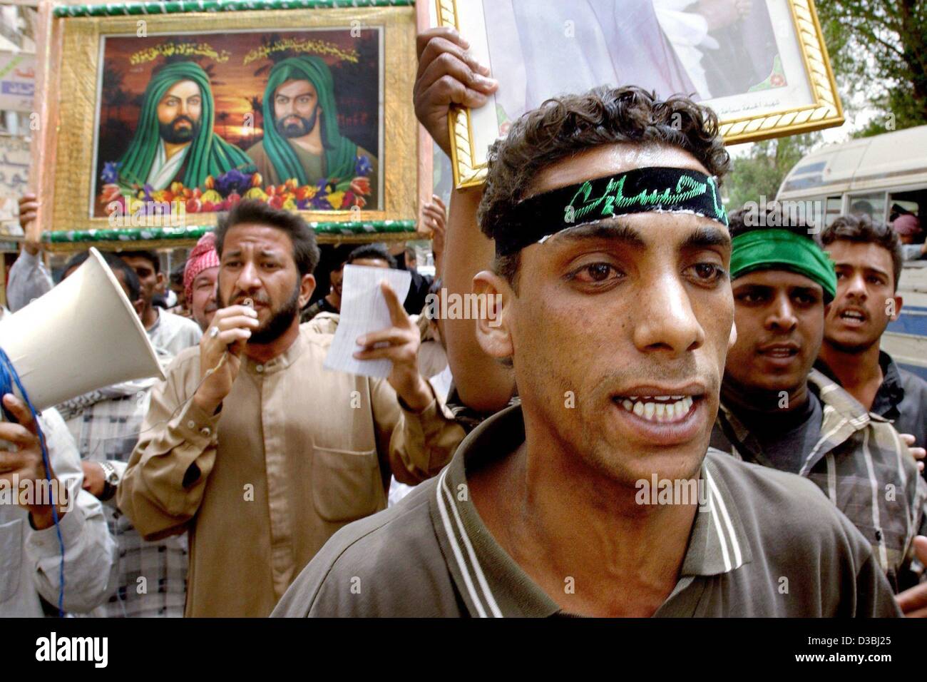 (Dpa) - irakischen schiitischen Muslime schreien religiöse Parolen während einer Parade für Imam Ali am Stadtrand von Bagdad, 26. April 2003. Nach der Zeremonie in Kerbela weiter die Schiiten zum Gedenken an den Tod von ihrem Imam mit Märschen. Stockfoto