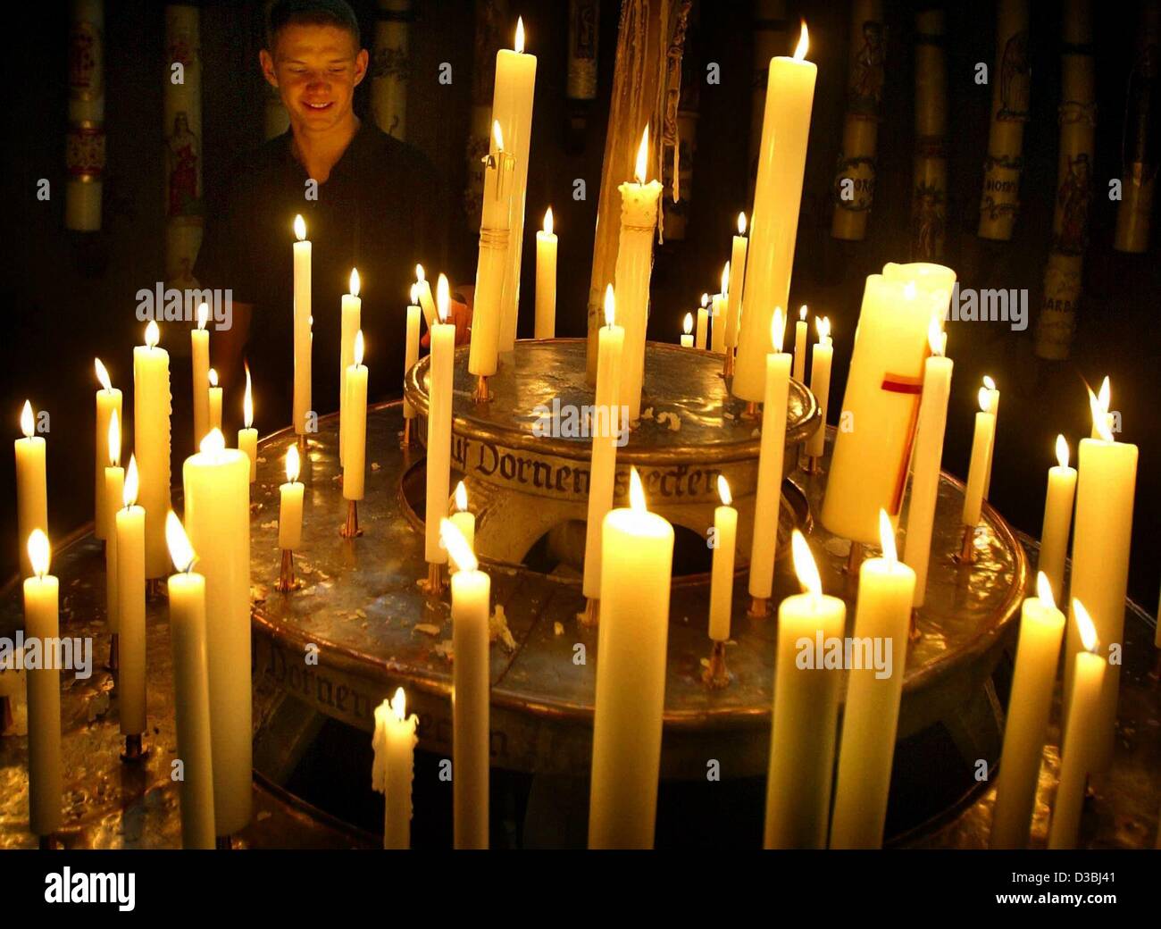 (Dpa) - ein junger Mann zündet eine Kerze in der Kerze Kammer der Basilika Vierzehnheiligen in Vierzehnheiligen, Deutschland, 26. April 2003. Kerzen in der Kerze Kammer verhindert Verrußung der Kirche selbst. Katholiken die Kammer zu nutzen, um eine Kerze als Symbole von ihrem beten lassen Stockfoto