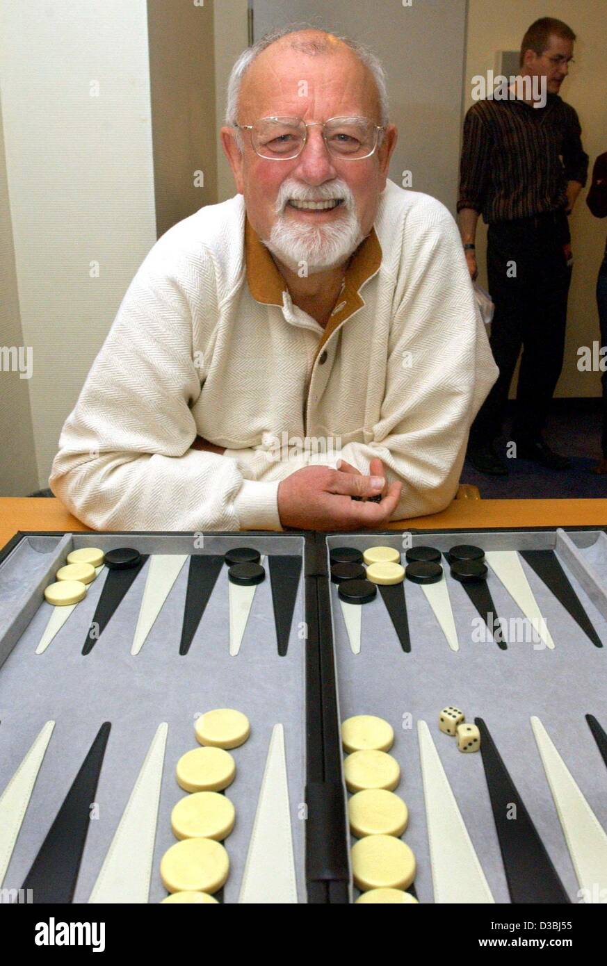 (Dpa) - der britische Sänger und Entertainer Roger Whittaker entspannt vor seinem Konzert spielen Backgammon, Suhl, Germany, 23. April 2003. Der 67-j hrige werden Deutschland und Österreich-tour und präsentiert sein neue Album "Mehr Denn Je" (mehr denn je). Stockfoto