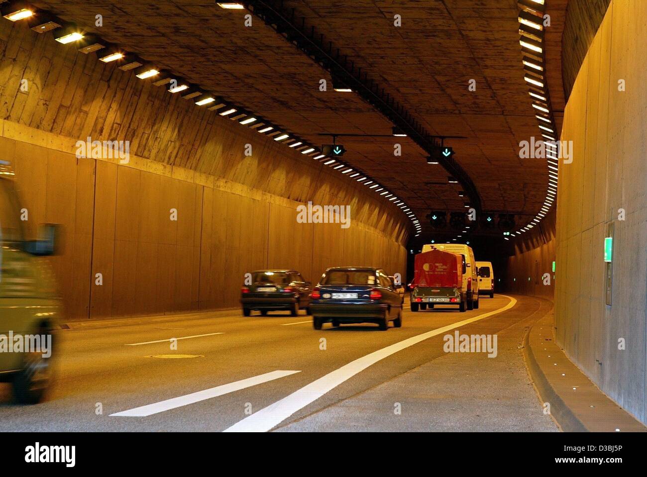(Dpa) - fahren Autos durch die vierte Röhre Elbtunnel, den Tunnel unter der Elbe in Hamburg, 6. Mai 2003. Der ADAC (allgemeinen Deutscher Automobil-Club), deutsche Auto Club verliehen die Kategorie "Gut" (gut) nach der jährlichen Überprüfung der den Elbtunnel. 25 Tunnel in 11 europäischen c Stockfoto