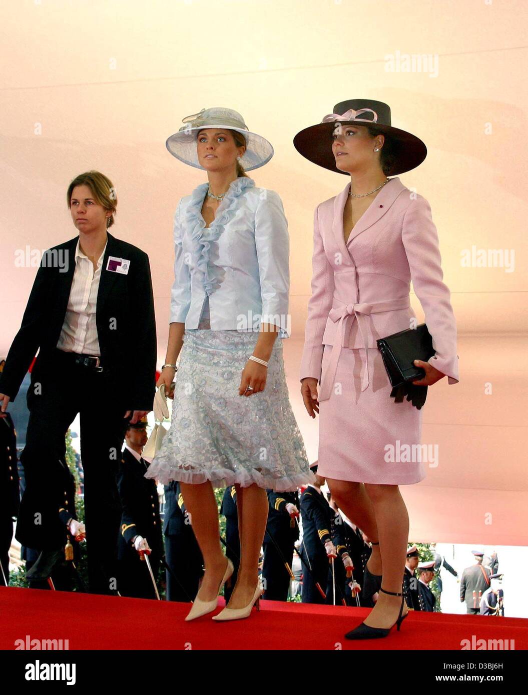 (Dpa) - kommt Kronprinzessin Victoria von Schweden (R) mit ihrer Schwester Princess Madeleine (C) zur Hochzeit der belgische Prinz Laurent und Claire Coombs in St. Michael und St. Gudula Cathedral in Brüssel, 12. April 2003. Nach ihrer Heirat auf dem Standesamt der jüngste Sohn von der Stockfoto