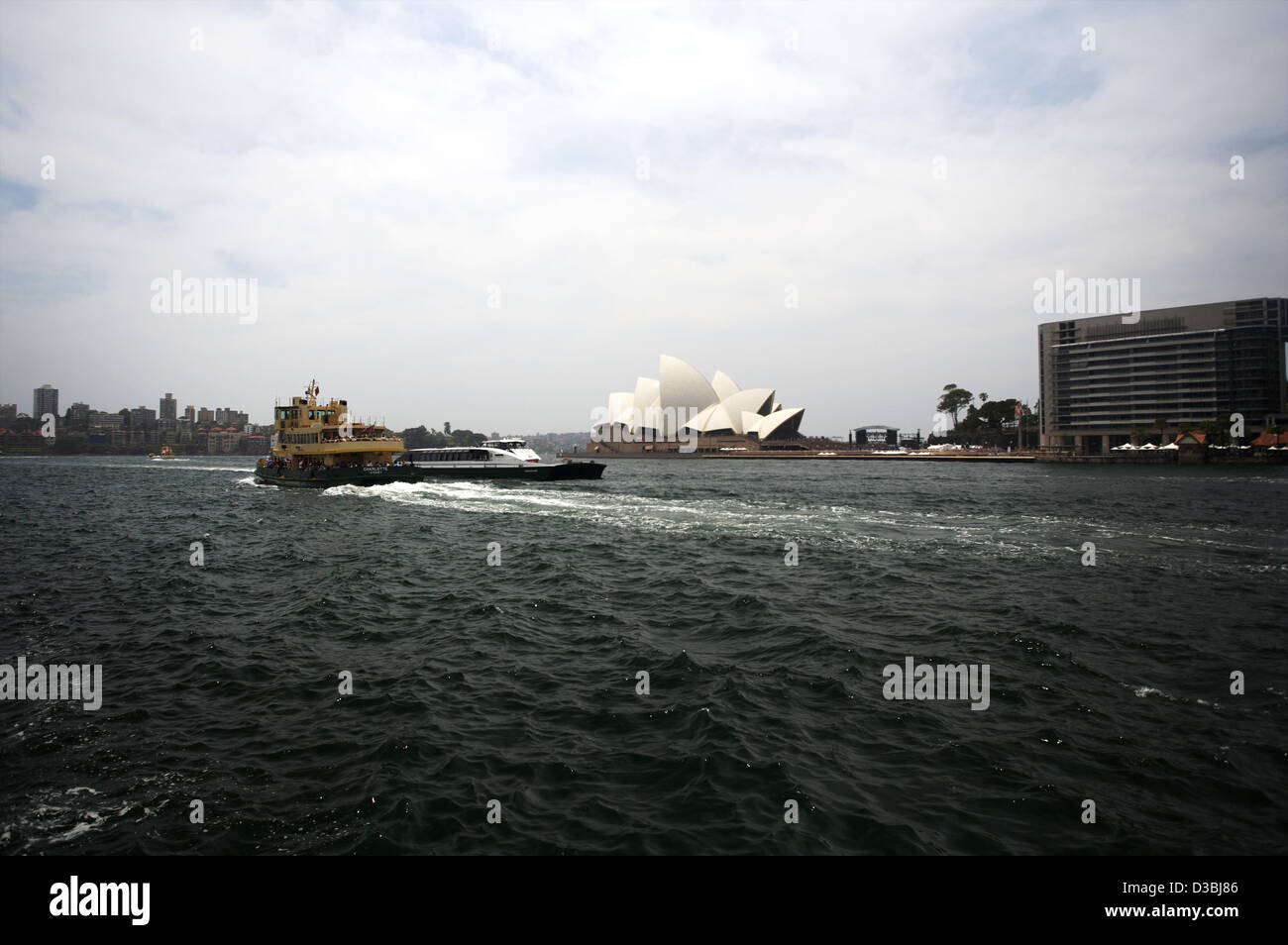 Gelben Taxis nähert sich kreisförmige Taste mit der Oper von Sydney im Hintergrund, Sydney, Australien Stockfoto