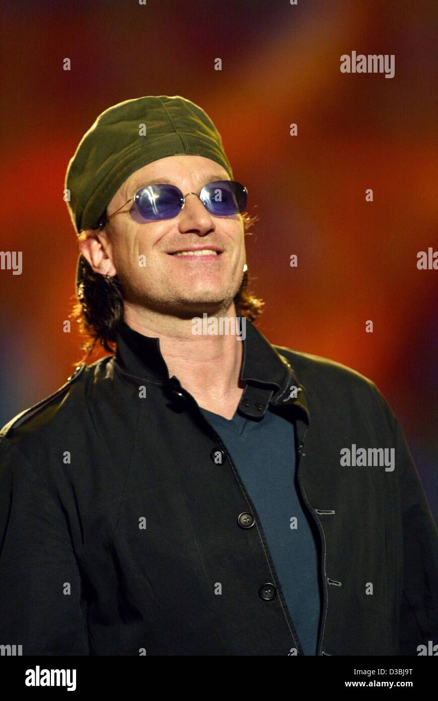 (Dpa) - Bono, Sänger der irischen Rockband U2, lächelt nach seinem Auftritt beim Benefizkonzert "10. Pavarotti und Friends" in Modena 27. Mai 2003. Stockfoto