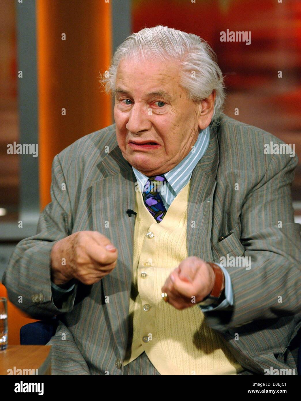 (Dpa) - britischer Schauspieler Sir Peter Ustinov, Gesten während einer TV-Talkshow in Hamburg, Deutschland, 8. April 2003. Der Schauspieler sprach über sein Leben und sein Buch "Peter Ustinov: die Gabe des Lachens". Stockfoto