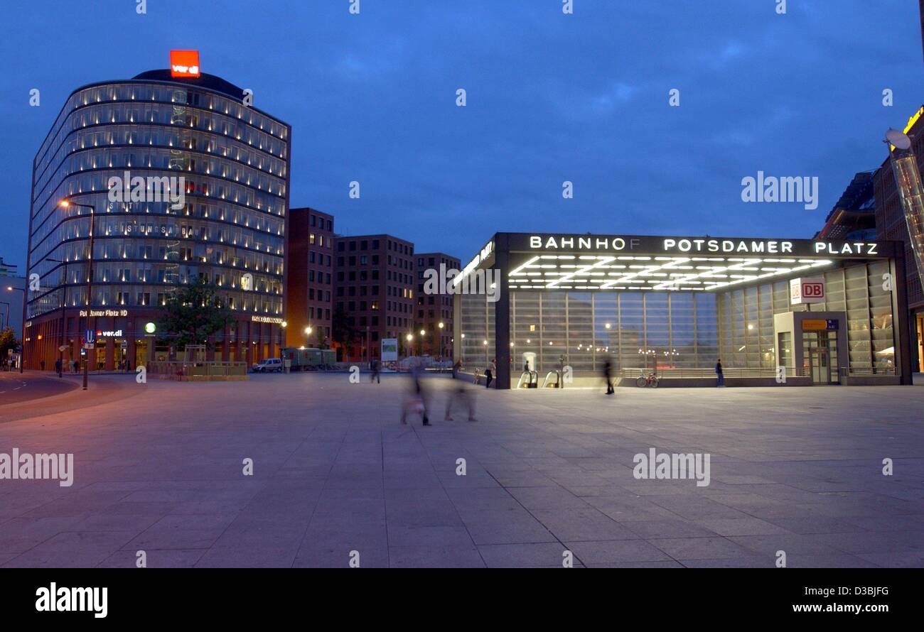 (Dpa) - ein Blick auf den Eingang zur u-Bahn station am Potsdamer Platz in Berlin, 22. Mai 2003. Heute pulsiert Leben Berlins am Potsdamer Platz. Aber mehr als 28 Jahre lang war der Ort tot landen im Herzen der Stadt und in der Nacht den Lampen von der Berliner Mauer erleuchtete die Potsdamer P Stockfoto