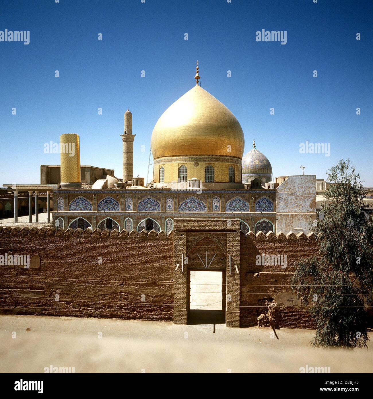 (Dpa-Dateien) - ein Blick über die goldene Kuppel der Askari Moschee in Samarra, Irak (undatiert Filer). Es hält die Gräber der beiden Imame, 10., Ali l-Hadi und der 11. Hadi al-Askari. Samarra befindet sich im zentralen Irak auf halbem Weg zwischen Bagdad und Mosul. Stockfoto