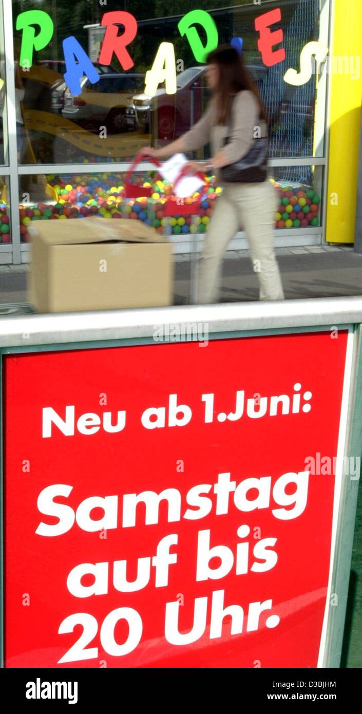 (Dpa) - eine Frau schiebt einen Einkaufswagen vorbei an einem Schaufenster eines Ikea-Shop in Hanau, Deutschland, 27. Mai 2003. Das Plakat in der Vordergrund liest "neu ab 1 Juni: Samstag bis 20:00 geöffnet". Ab 1 Juni Geschäfte und Einzelhändler dürfen vier Stunden pro Woche länger geöffnet sein, was bedeutet, dass die Stockfoto