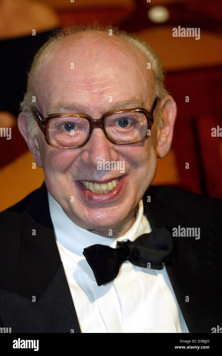 (Dpa) - deutscher Schauspieler Horst Tappert, der Inspektor Derrick von 1974 bis 1998 spielte, wird beim Bayerischer Fernsehpreis Award (Bayerischer Fernsehpreis) in München, 23. Mai 2003 fotografiert. Er gewann den special Award für seinen feinen Charakter Auftritt in der TV-Krimiserie "Derrick". Als er vorgestellt wurde Stockfoto