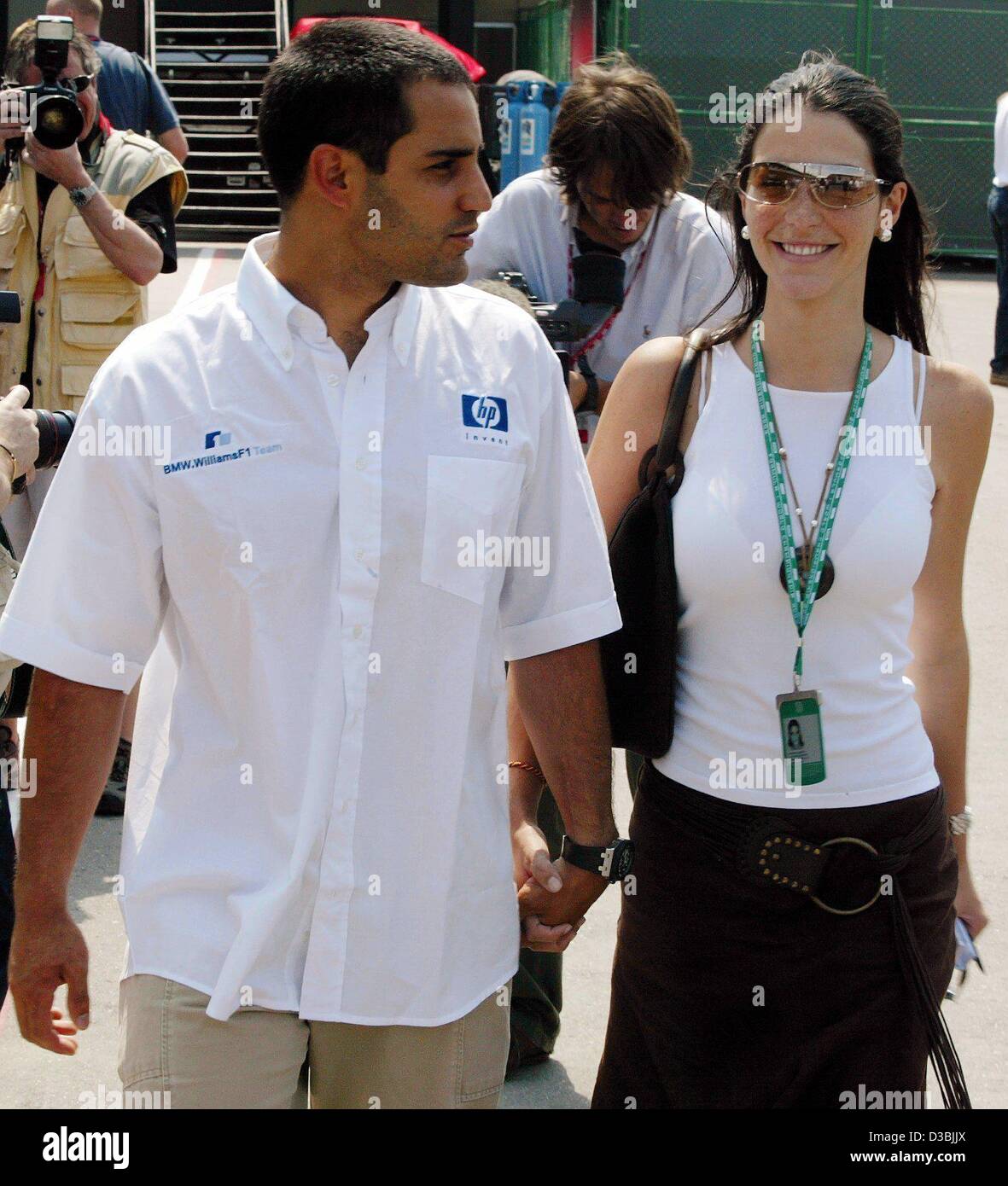 (Dpa) - kolumbianische Formel-1-Fahrer Pablo Montoya (BMW-Williams) und seine Frau Connie an den Händen halten und überqueren die Interlagos Formel 1 Rennstrecke in Sao Paulo, Brasilien, 3. April 2003. Der brasilianischen Formel Eins grand Prix ist das dritte Formel 1 Rennen nach dem australischen und malaysischen grand prix Stockfoto