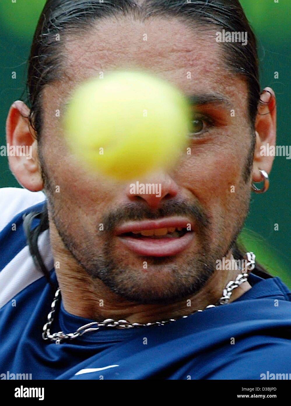 (Dpa) - Tennisspieler Marcelo Rios aus Chile befasst sich mit den Ball vor seinem Gesicht während das Finale der World Team Cup in Düsseldorf, 24. Mai 2003. Rios ist besiegt 3:6, 6:7 (5:7). Stockfoto