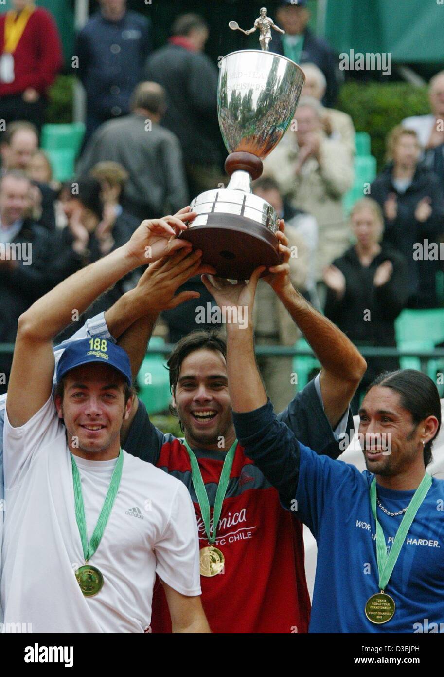 (Dpa) - der Chile-Tennis-Team (von L:) Nicolas Massu, Fernando Gonzalez und Marcelo Rios posieren mit ihrer Trophäe gewann das Finale des World Team Cup in Düsseldorf, 24. Mai 2003. Chile schlagen Tschechien 2: 1. Stockfoto