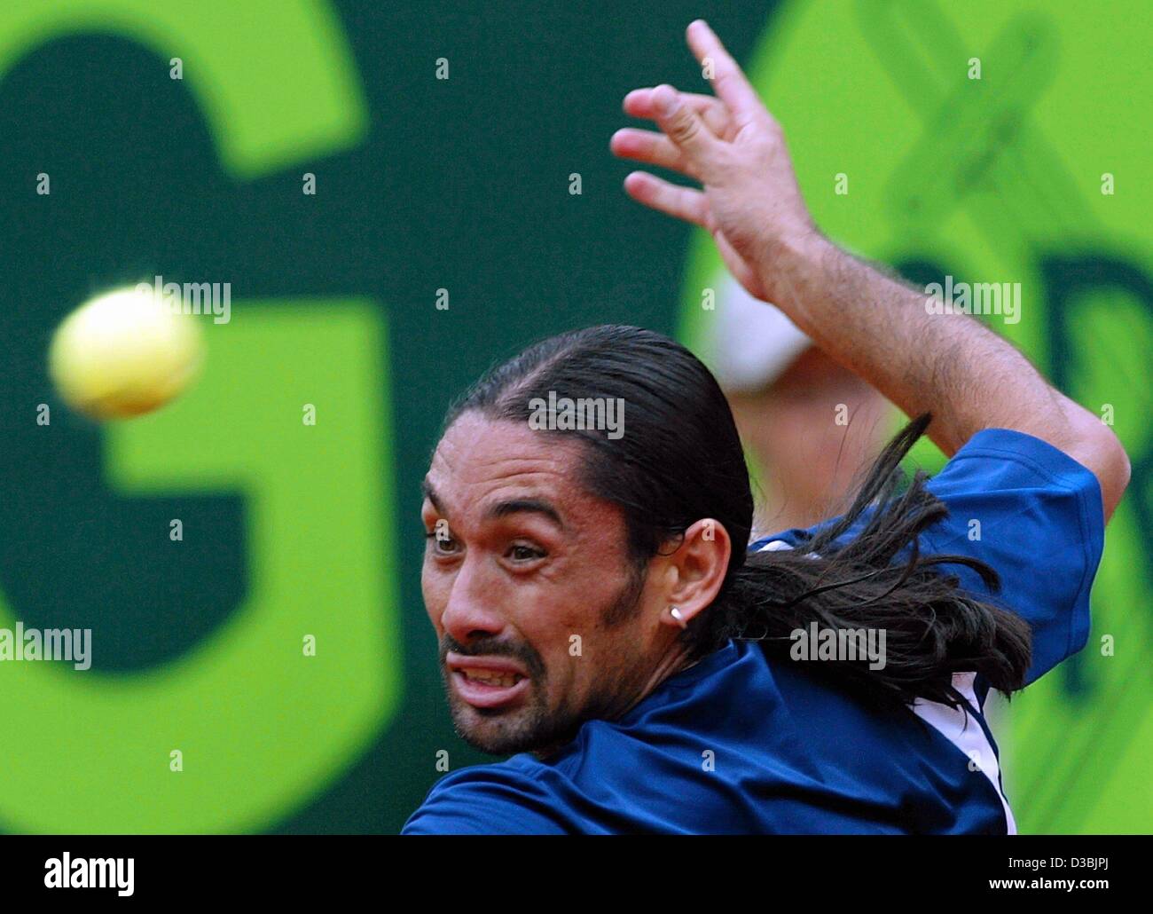 (Dpa) - Tennisspieler Marcelo Rios aus Chile befasst sich mit den Ball in das Finale der World Team Cup in Düsseldorf, 24. Mai 2003. Rios ist besiegt 3:6, 6:7 (5:7). Stockfoto