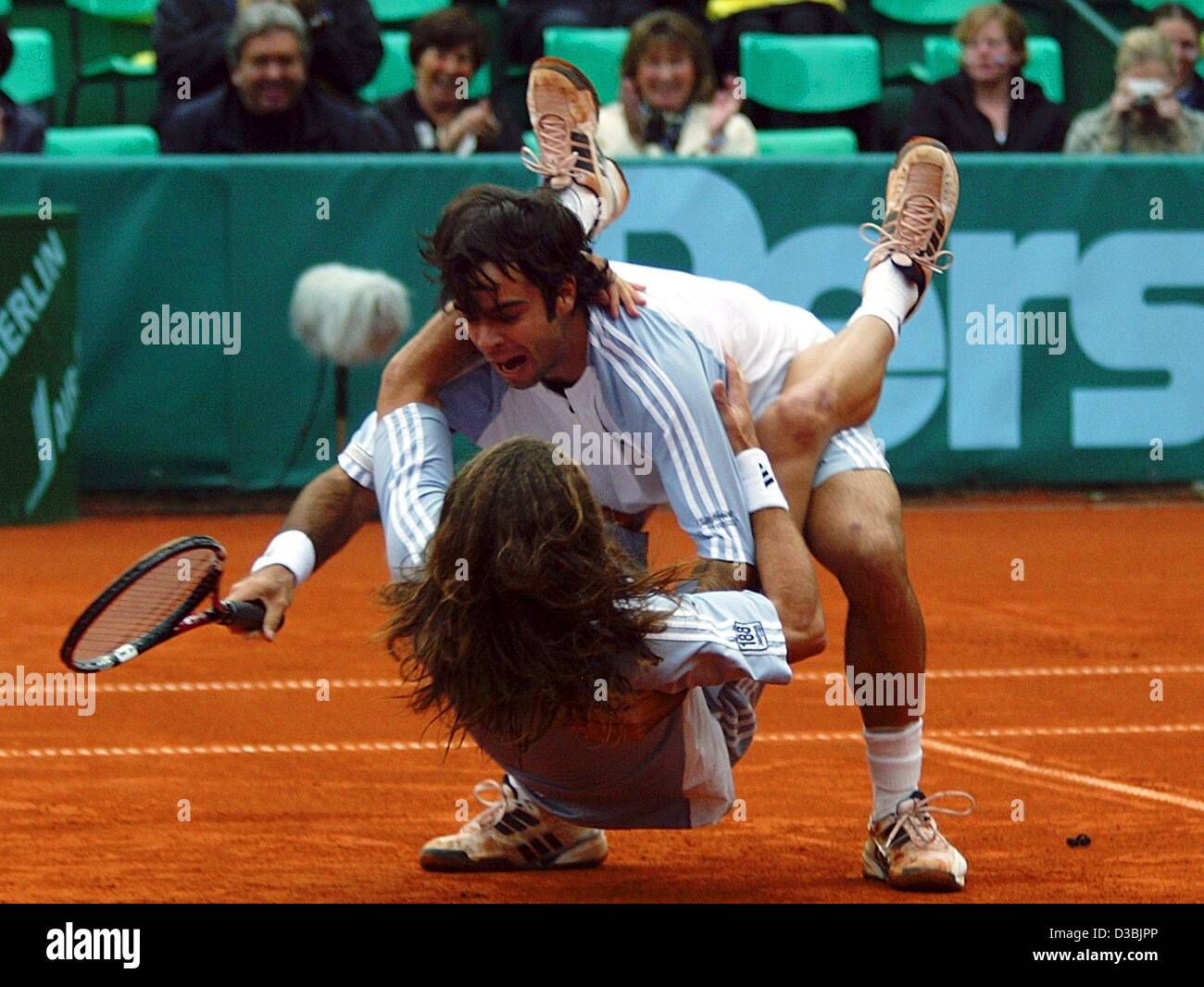 (Dpa) - jubeln die Chile-Tennis-Spieler Fernando Gonzales (oben) und Nicolas Massu nach gewann das Doppel-Finale des World Team Cup in Düsseldorf, 24. Mai 2003. Sie gewann 6:4, 6:2 und im gesamten Rangliste Chile schlagen Tschechien 2: 1. Stockfoto