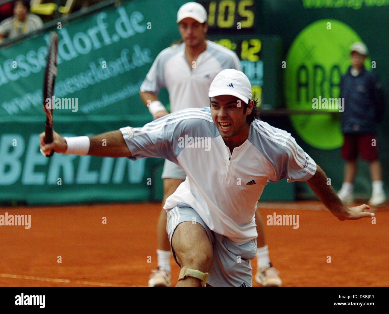 (Dpa) - die Chile-Tennis-Spieler Fernando Gonzales (vorne) und Nicolas Massu spielen im Doppel-Finale des World Team Cup in Düsseldorf, 24. Mai 2003. Sie gewann 6:4, 6:2 und im gesamten Rangliste Chile schlagen Tschechien 2: 1. Stockfoto