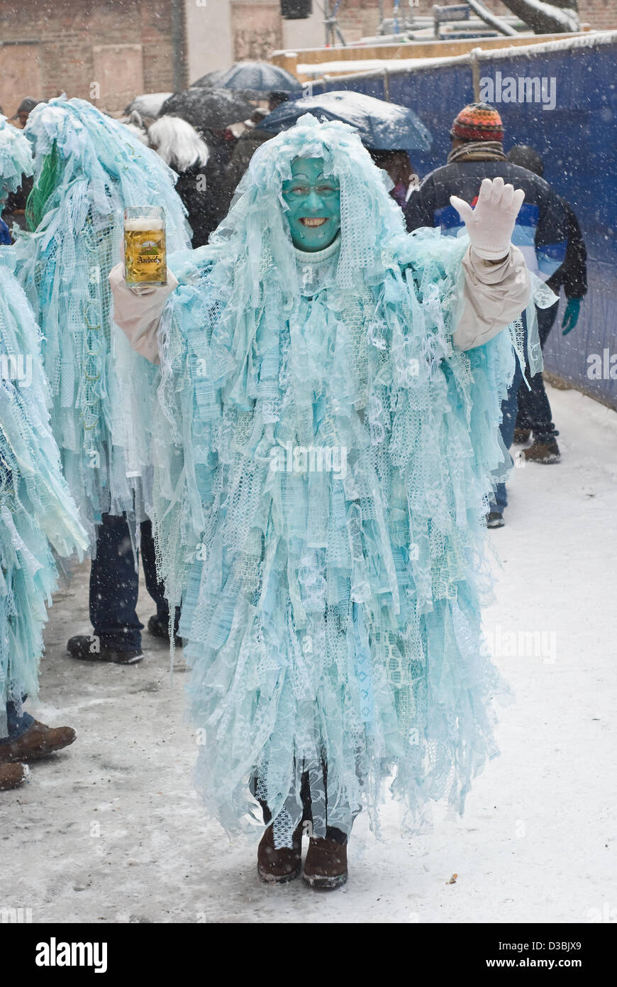 München, Deutschland. 12. Februar 2013. Teilnehmer, die Spaß im verschneiten Karneval am 12. Februar 2013 in München Stockfoto
