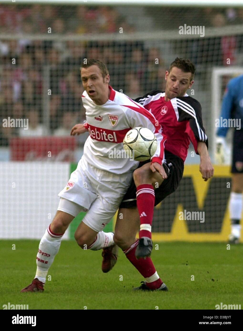 (Dpa) - der Stuttgarter Verteidiger Andreas Hinkel (L) Duells mit Nürnbergs Mittelfeldspieler Lars Mueller für den Ball während der Fußball-Bundesliga-Spiel VfB Stuttgart gegen 1. FC Nürnberg im Daimler-Stadion in Stuttgart, Deutschland, 23. März 2003. Krise geritten Nürnberg gewinnt 0: 2 und rangiert derzeit auf 1 Stockfoto