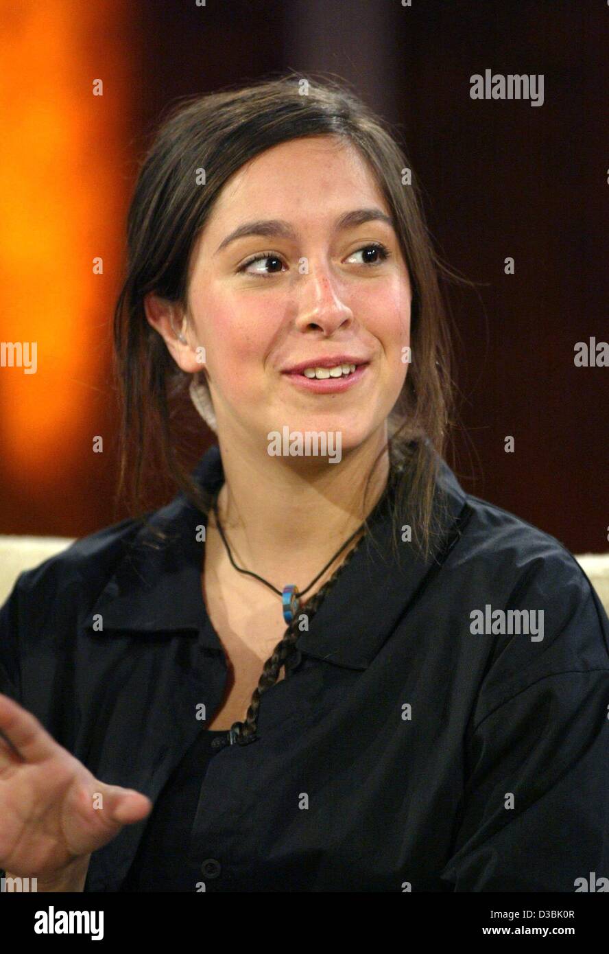(Dpa) - spricht Oona Chaplin während der beliebten TV-Show "Wetten dass...?" (Wetten, dass...?), in Luzern, Schweiz, 22. März 2003. Die Liveshow vom deutschen Fernsehsender ZDF ausgestrahlt wurde von 13,8 Millionen Menschen sahen, entspricht einem Marktanteil von 44 Prozent, obwohl die Show, war sein cancelle Stockfoto