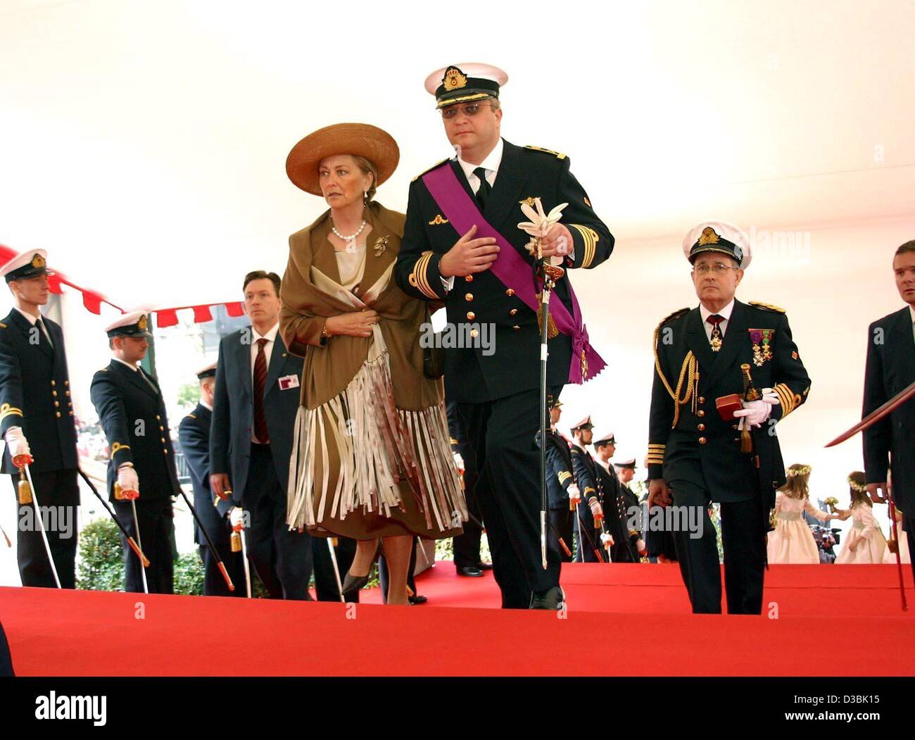 (Dpa) - der Bräutigam Prinz Laurent von Belgien ist begleitet von seiner Mutter, Königin Paola, als er für seine Ehe zu Claire Coombs in St. Michael und St. Gudula Cathedral in Brüssel, 12. April 2003 kommt. Nach ihrer Heirat auf dem Standesamt der jüngste Sohn des belgischen Königs, Prin Stockfoto