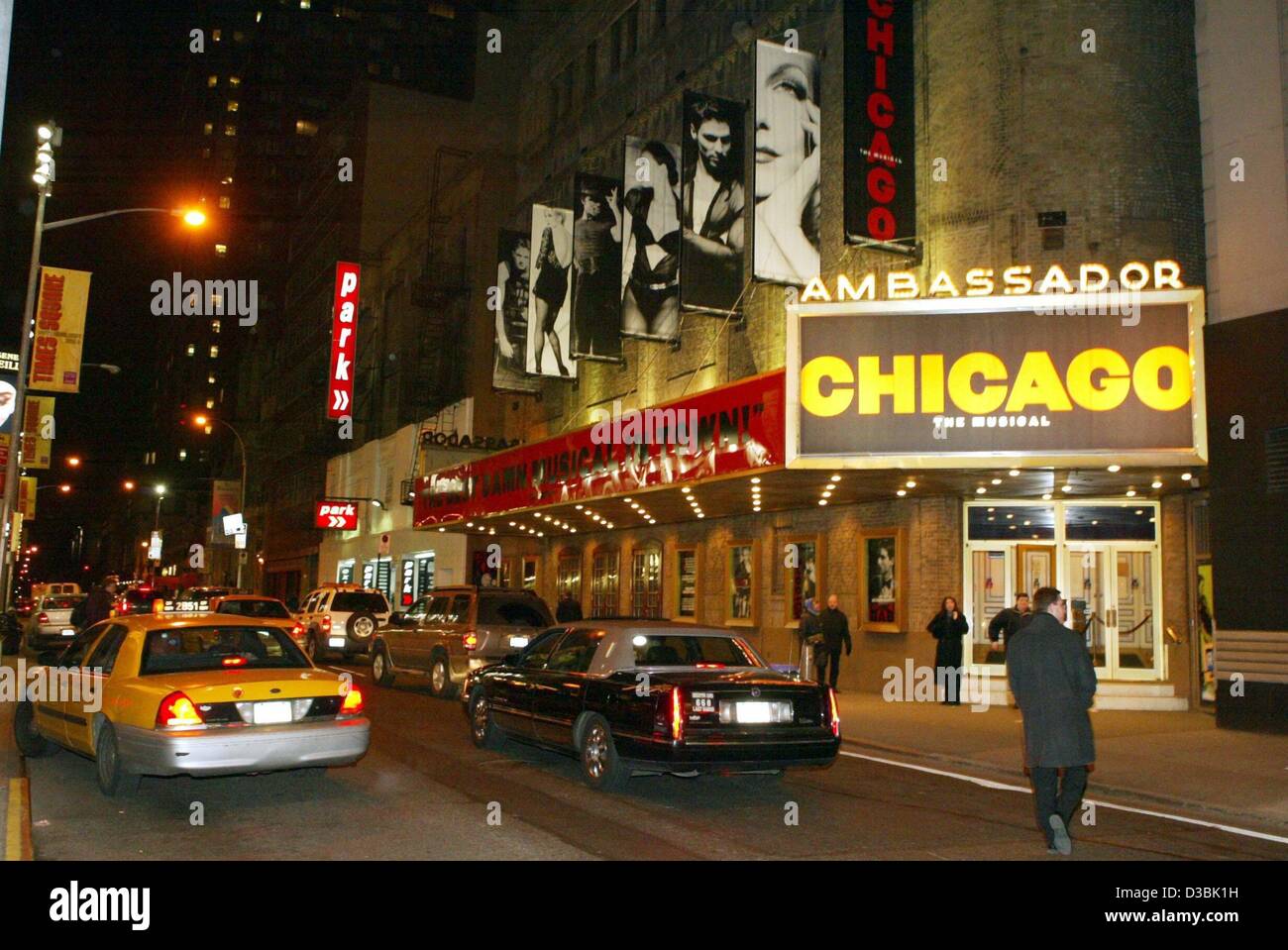 (Dpa) - pass Autos Ambassador Theatre am Broadway, die derzeit das Musical "Chicago" in New York, 15 Februar 2003 angezeigt wird. Das Theater ist im Besitz der Shubert Organisation. Es ist ein charmantes und mittleren Haus, viel breiter als tief ist, so dass Sie nie sehr weit nach hinten von der Bühne. Die Stockfoto