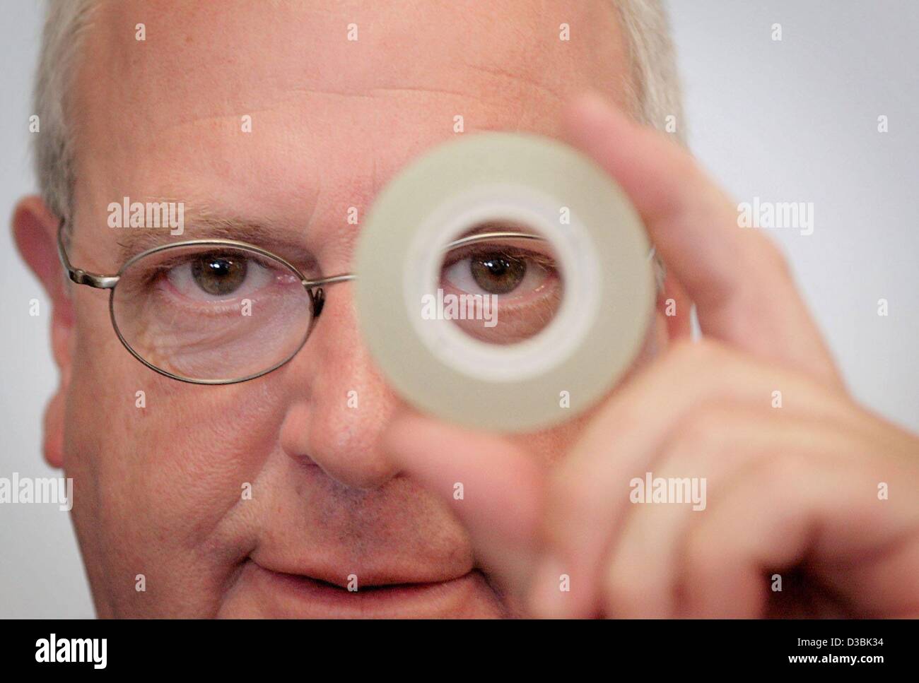 (Dpa) - Dieter Steinmeyer, Vorstandsvorsitzender der Klebeband-Hersteller "Tesa", während einer Pressekonferenz in Frankfurt am Main, 15. April 2003 abgebildet. Tesa kündigte an, im Bereich der schützenden Gitter gegen Pollen und andere Anwendungen für seine Bänder erweitern. Für über ein Jahrhundert Tesa t Pionierarbeit geleistet hat Stockfoto