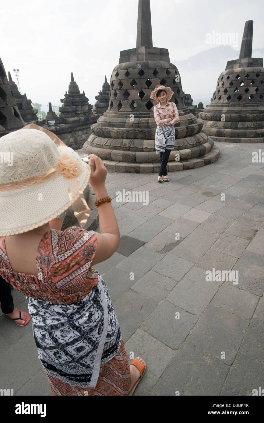 Eine junge Frau posiert für ihr Bild im buddhistischen Tempel Borobudur auf Java, Indonesien Stockfoto