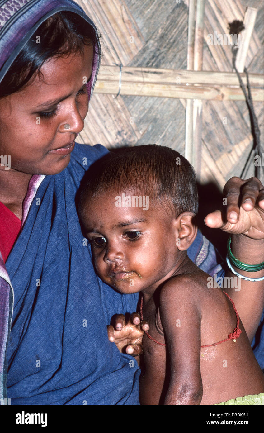 Mutter und Kind in einer Notfütterungsstelle, die durch Überschwemmungen vertrieben wurden. Jamalpur, Bangladesch Stockfoto