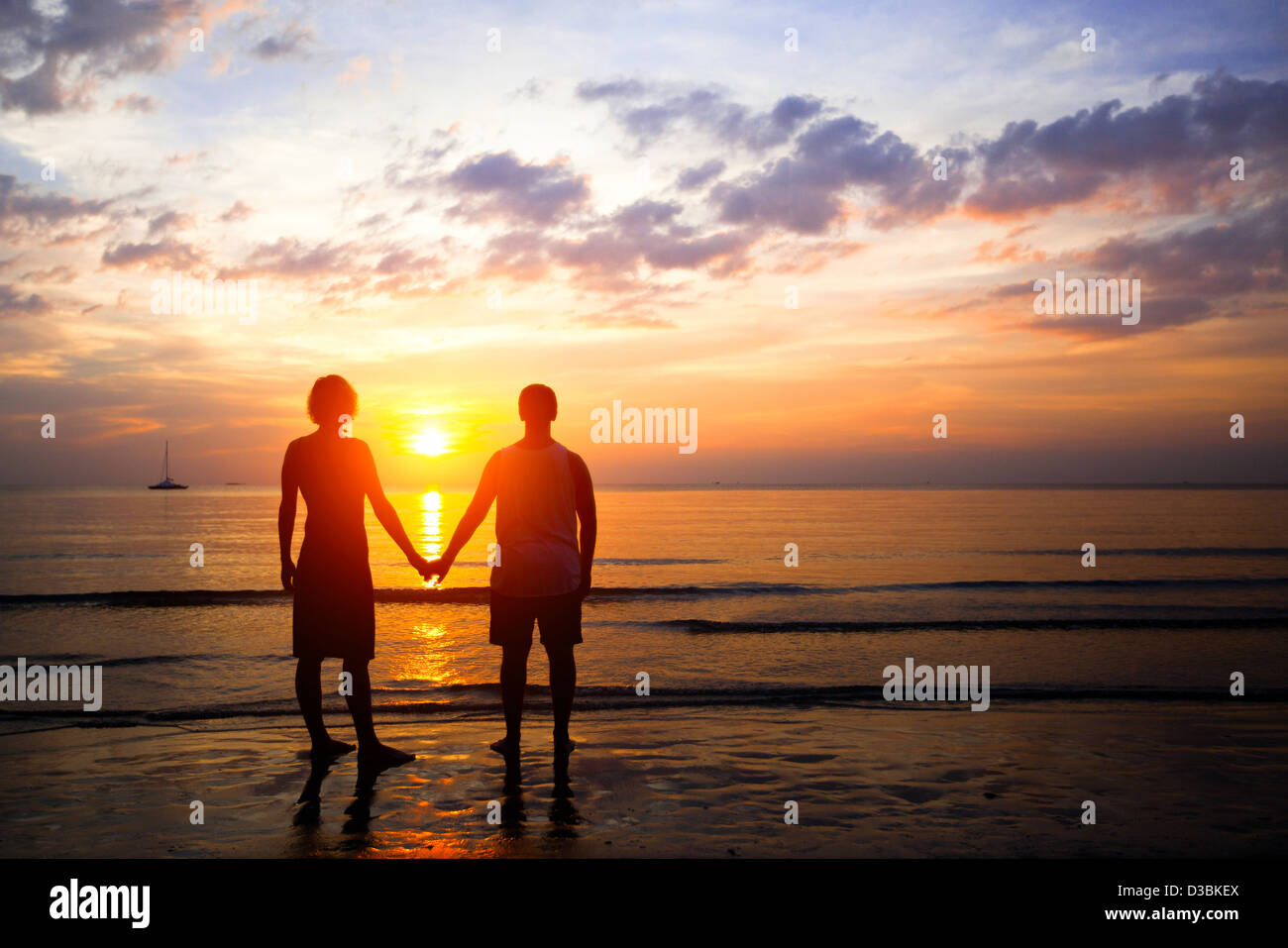 Junges Paar in Liebe bei Sonnenuntergang am Meer Stockfotografie Alamy